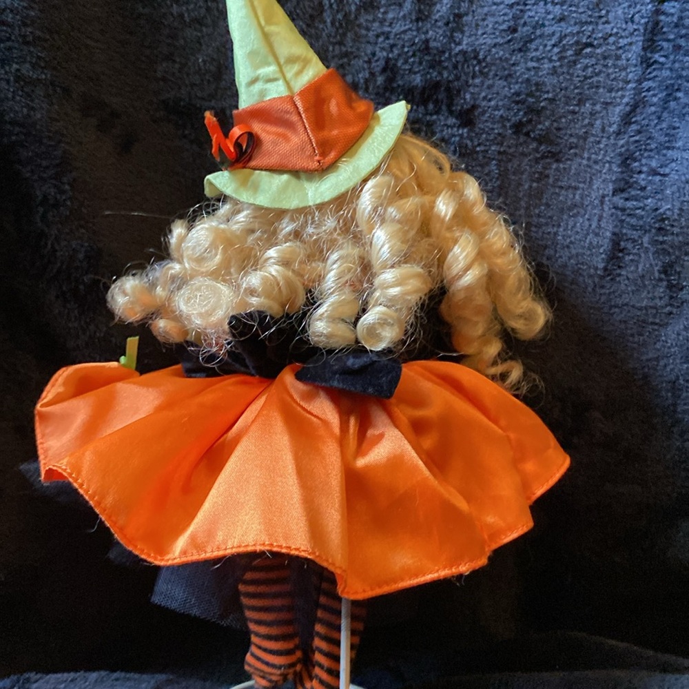 Madame Alexander Witchy Wendy Halloween Doll in Orange and Black Outfit - Picture 8 of 8